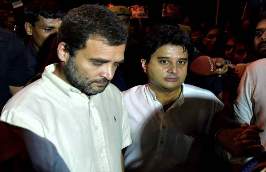 बैंक के बाहर लाइन में खड़े राहुल गांधी। (photo source: ANI)