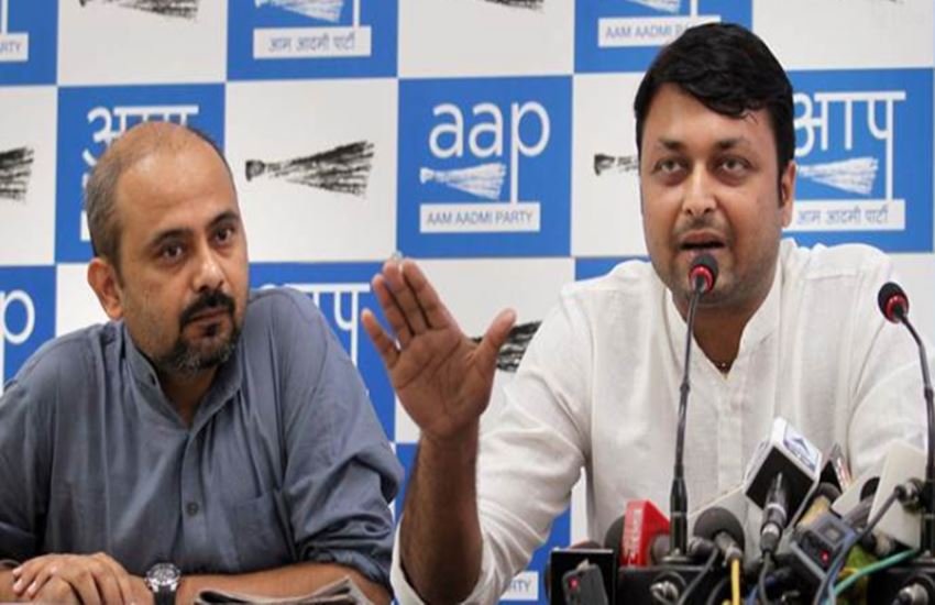 आप विधायक ऋतुराज गोविंद और दिल्ली आप के संयोजक दिलीप पांडे। (Source: PTI)