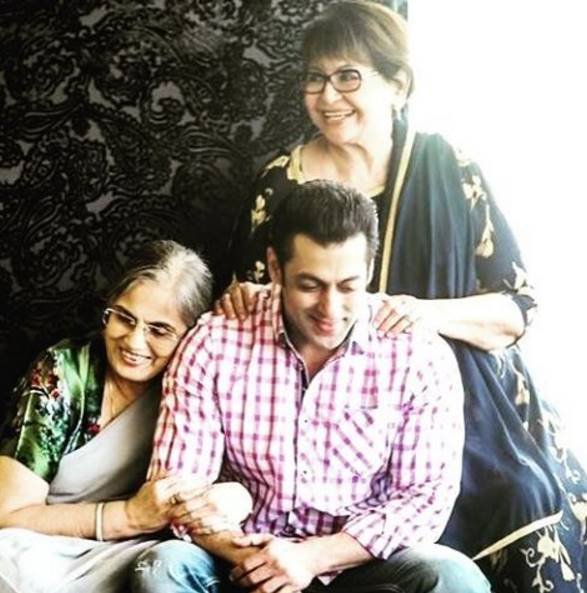 मदर्स डे पर अपनी दोनों मां तो विश करने के लिए सलमान ने यह तस्वीर शेयर की थी।