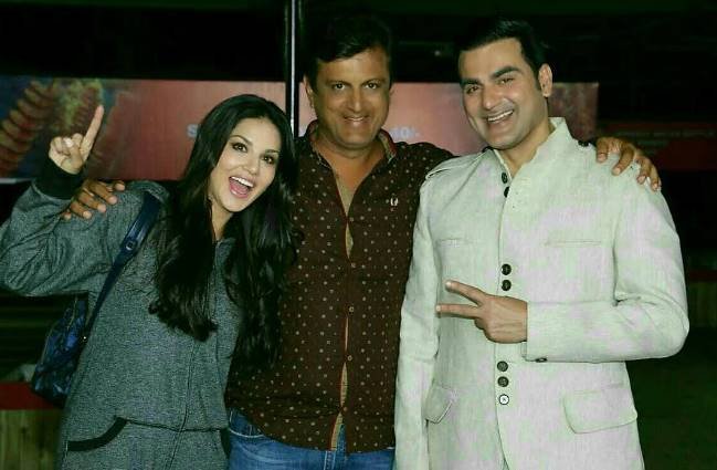 बिकिनी पहन स्विमिंग पूल में उतरीं सनी लियोनी, ट्विटर पर शेयर किया वीडियो