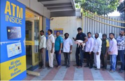 पैसा निकालने सुअर के बच्चे के साथ ATM पहुंचा ये एक्टर, वायरल हो गई तस्वीर