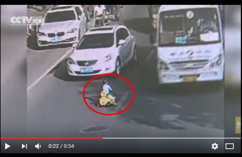 समयपर पहुंचे एक पुलिसवाले ने बच्चे की जान बचा ली। (Photo: Youtube)