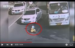 वीडियो: तेज रफ्तार वाहनों के बीच अचानक खिलौना गाड़ी लेकर पहुंच गया बच्चा, पुलिसवाले ने बचाई जान