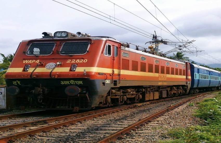 गंगानगर में भी शनिवार को एक पैसेंजर ट्रेन पटरी से उतर गई थी। (Photo Source: PTI)
