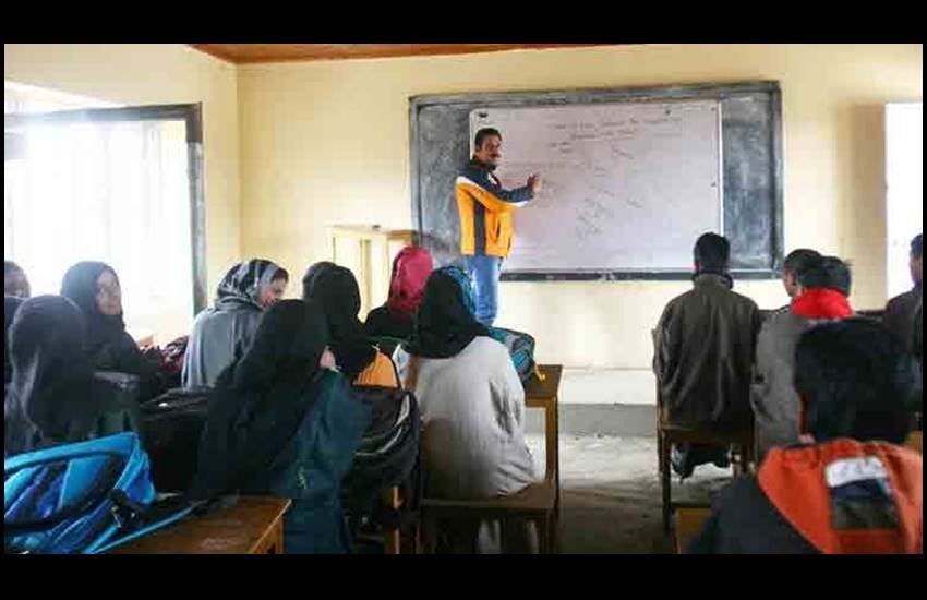  एग्जाम घाटी के 1000 से ज्यादा सेंटर्स पर होंगे, जिसमें एक लाख से ज्यादा छात्र परीक्षा में शामिल होंगे।
