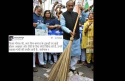 500, 1000 के नोटों पर पैर रखकर केंद्रीय खेलमंत्री ने लगाई झाड़ू, लोगे बोले- बापू की तो इज्‍जत करते