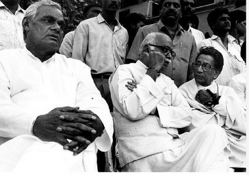 (बाएं से दाएं) अटल बिहारी वाजपेयी, लाल कृष्ण आडवाणी और बाल ठाकरे( फोटो- एक्सप्रेस आर्काइव)