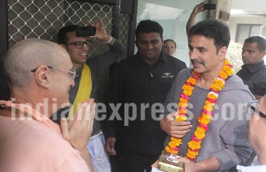 अपनी फिल्म टॉयलेट-एक प्रेम कथा की शूटिंग के लिए सेट पर अक्षय कुमार। (Express Photo) अपनी फिल्म टॉयलेट-एक प्रेम कथा की शूटिंग के लिए सेट पर अक्षय कुमार। (Express Photo)