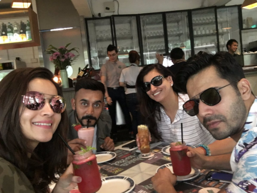 Alia Bhatt latest news, Alia Bhatt news in hindi, Alia varun in singapore, Varun Dhawan news in hindi, Alia bhatt with varun dhawan photos, alia-varun dinner date
