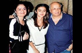 Alia bhatt, Puja bhatt, Mahesh bhatt, Alia living with her family, bollywood