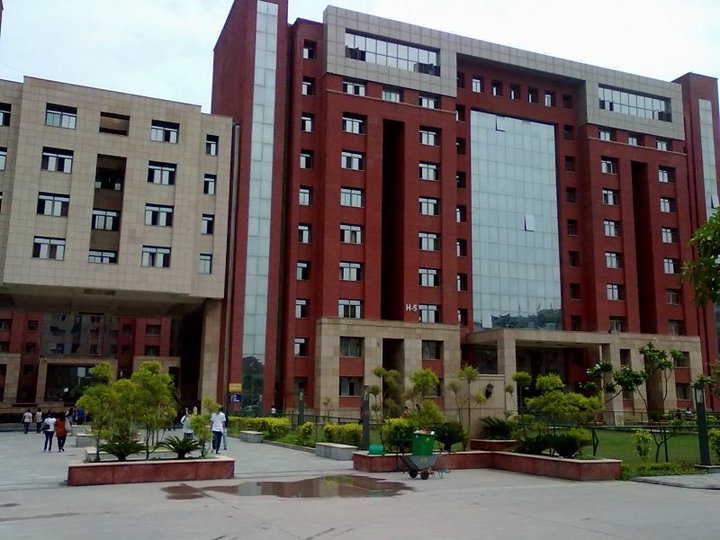 एमिटी छात्र के पिता ने विश्वविद्यालय प्रबंधन पर लगाया लापरवाही का आरोप