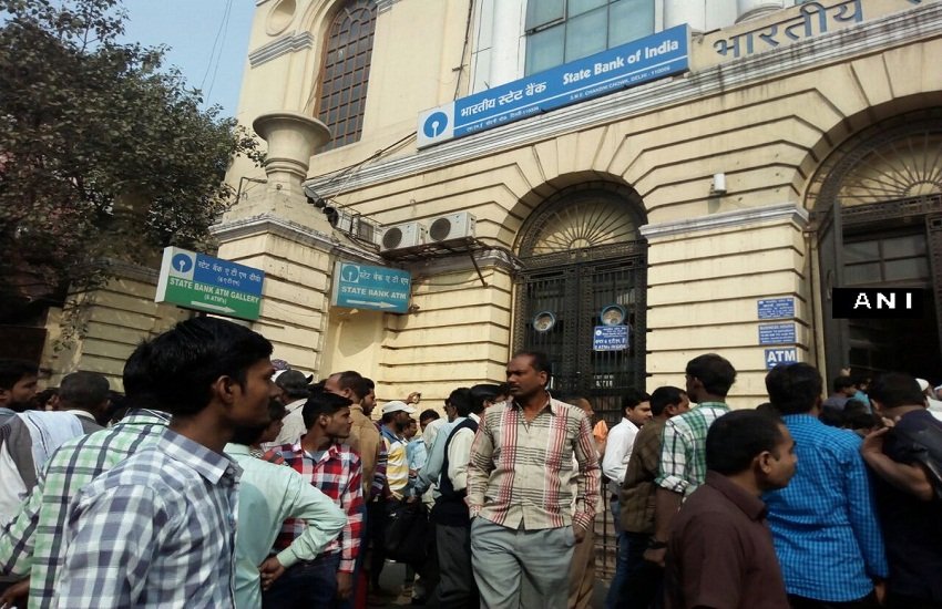 दिल्ली में 500 और 1000 के नोट बदलने के लिए बैक के आगे लगी लोगों की भीड़। (तस्वीर-एएनआई)