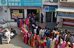 केरल में नोट बदलने के दौरान लुंगी के चलते वायरल हुई यह तस्वीर