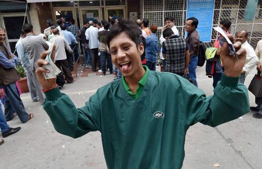 एटीएम के बाहर खड़ा एक शख्स। (पीटीआई फोटो)