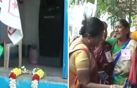 demonetisation, rs 2000, rs 500 rs 2000, narendra modi, narendra modi demonetisation, coimbatore women sing funeral songs for cashless atms, demonetisation explained, kerala atm stops working, kerala atm dies wreath, kerala atm dies wreath condolences, atm stops working, atms in india, atms in delhi, atms in kerala, indian, trending, viral
