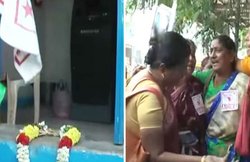 VIDEO: पैसे नहीं निकलने पर महिलाओं ने फूलमाला चढ़ाकर किया ATM का अंतिम संस्कार, मनाया ‘मातम’