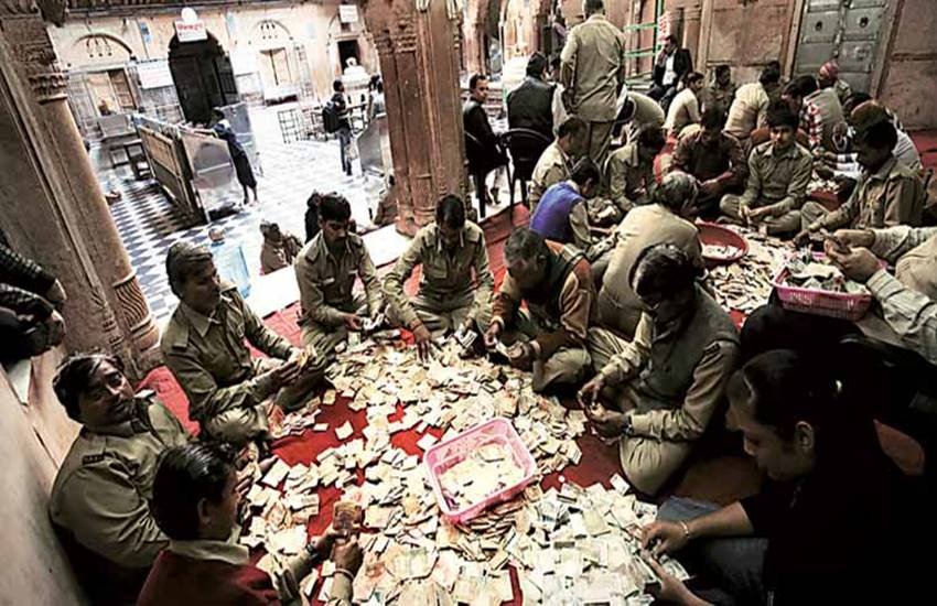 बांके बिहारी मंदिर में नोटों की गिनती करते कर्मचारी। (Source: Express Photo/प्रवीण खन्ना)