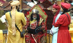 बिग बॉस 10: सेलेब कंटेस्टेंट मोनालीसा ने मनु को किया किस, देखें Photo