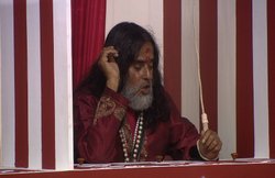 बिग बॉस 10 में कैप्टन रोहन ने स्वामी ओमजी को एक टास्क के लिए दी डबल सजा