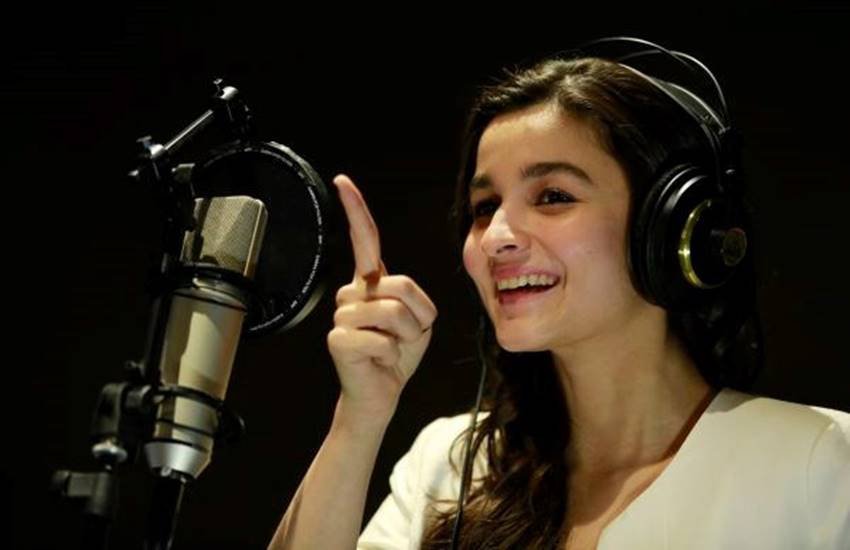 alia bhatt, alia bhatt singing, alia bhatt singing love you zindagi, alia bhatt dear zindagi, alia bhatt singing video, shah rukh khan, shahrukh khan movie, bollywood news, entertainment news