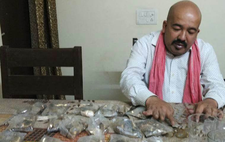 दिल्ली के इम्तियाज आलम 10-10 रुपये के सिक्कों के साथ। (Express Photo)