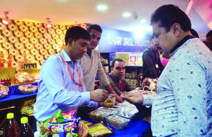 दुकानदार सामान बेचते हुए।