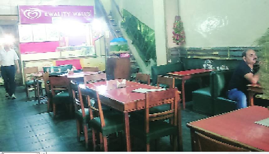 भूखे विदेशी सैलानी पूछते हैं गुरुद्वारे का रास्ता