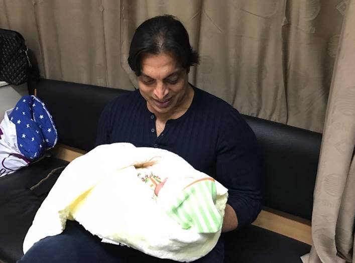 पिता बने शोएब अख्तर ने बेटे को हाथ में लेकर पोस्ट की फोटो, लिखा- यह मेरी जिंदगी का सबसे शानदार कैच है