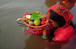 छठ पूजा 2016: देशभर में इस तारीख से शुरू होगा छठ पर्व, पढ़ें क्या है इसका इतिहास और महत्व