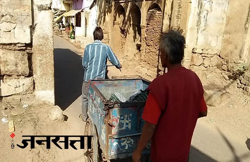 भाई के शव को लेकर जाता शख्स। (Jansatta Photo: Rajesh Chaurasia)