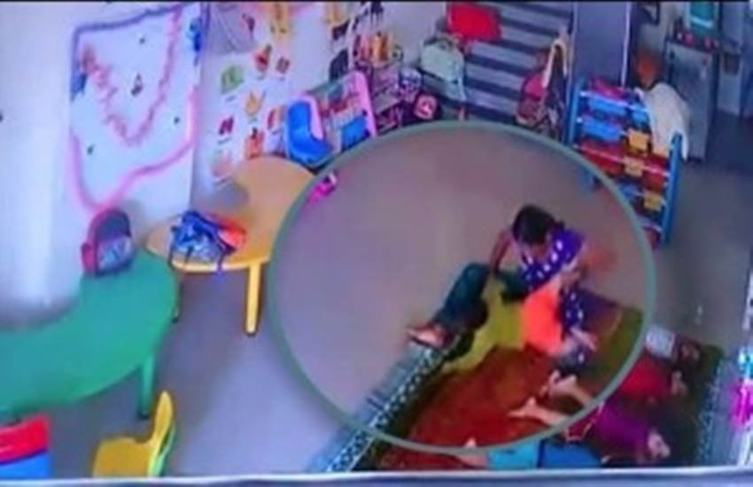 सीसीटीवी फुटेज से खुलासा हुआ है कि आया बच्ची को पटक-पटक कर मार रही है।