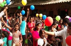 हैप्पी चिल्ड्रन्स डे: बच्चों के इस खास दिन पर इस तरह करे उन्हें विश, सिखाएं अच्छी-अच्छी बातें