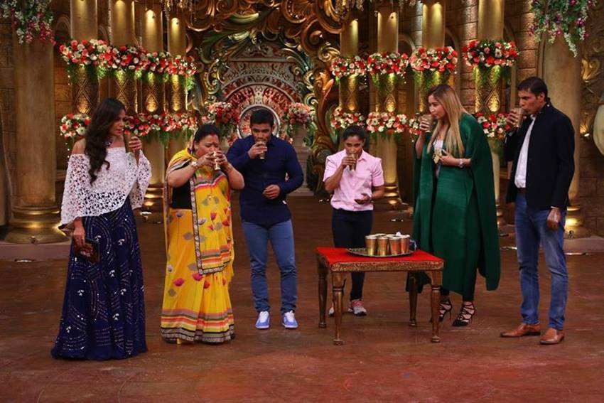 देवेंद्र ने अपने मां-बाप की मर्जी के खिलाफ जाकर शादी की। इसी वजह से सुशील और ज्वाला नाराज थे और उन्होंने ओवर एक्टिंग की। भारती ने खुद को बेवड़ा आदमी बताकर एक जुआरी के तौर पर अपनी उपलब्धि के लिए मेडल की मांग की। (Image Source: Colors)