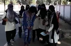 छेड़खानी कर रहे मनचले को छात्राओं ने सिखाया सबक, जूते-चप्‍पलों से की पिटाई