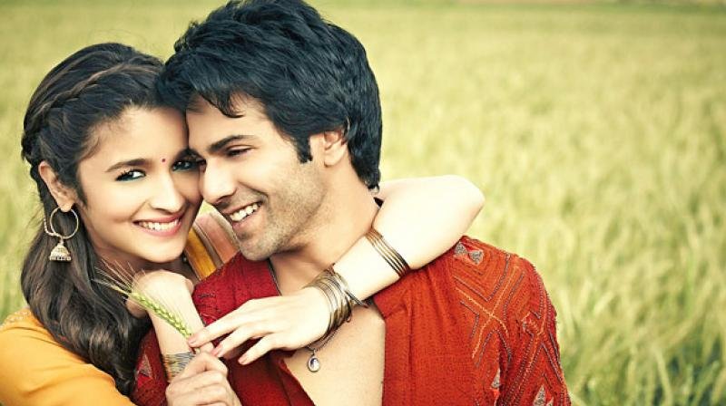 Alia Bhatt latest news, Alia Bhatt news in hindi, Alia varun in singapore, Varun Dhawan news in hindi, Alia bhatt with varun dhawan photos, alia-varun dinner date