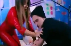 स्टेज पर पहुंचकर फैन ने पॉप सिंगर को बाहों में जकड़ा फिर किया KISS, गुस्साई स्टार ने ऐसे सिखाया सबक