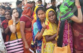 मध्य प्रदेश के छतरपुर जिले में नोट निकालने के लिए लाइन में लगे लोग (कीर्ति राजेश चौरसिया)