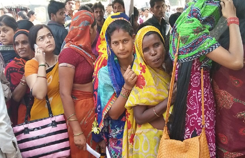 मध्य प्रदेश के छतरपुर जिले में नोट निकालने के लिए लाइन में लगे लोग (कीर्ति राजेश चौरसिया)