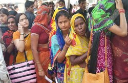 ग्राउंट रिपोर्ट: कोई भूखे-प्यासे लाइन में खड़ा है कि हटने पर नंबर न चला जाए तो कोई खड़े-खड़े कर रहा है लंच