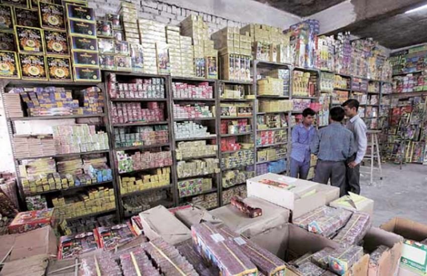 दिल्ली-एनसीआर में अब नहीं फूटेंगे पटाखे, सुप्रीम कोर्ट ने बेचने पर लगाया बैन