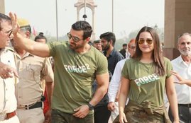 Force 2, Sonakshi Sinha, John Abraham, India Gate, Photographers, Selfie, Selfie with John, Frame mein Sonakshi, Force 2 news updates, Force 2 hidden facts