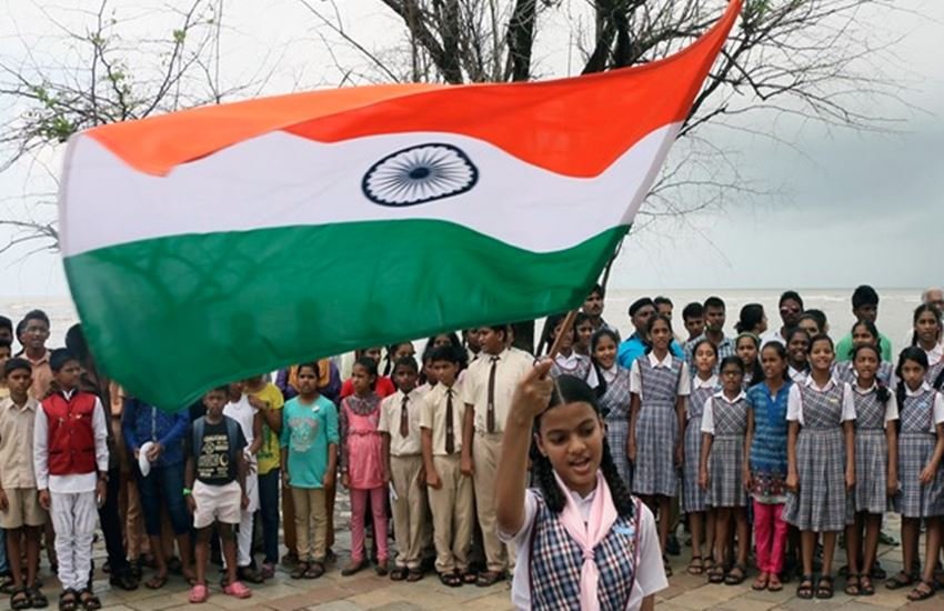 सुप्रीम कोर्ट का आदेश: सभी सिनेमाघरों में फिल्म से पहले चलेगा राष्ट्रगान, स्क्रीन पर तिरंगा भी दिखाना होगा