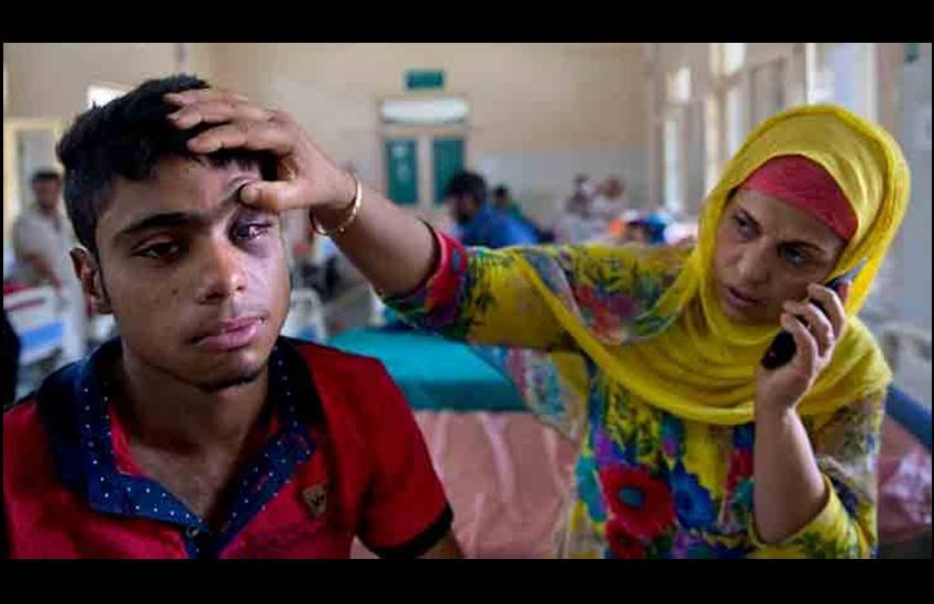 आधिकारिक सूत्र ने बताया कि श्रीनगर के तीन प्रमुख हॉस्पिटल में ऐसे 1300 घायल लोग मिले, जिनकी आंख में पेलेट गन लगी थी।