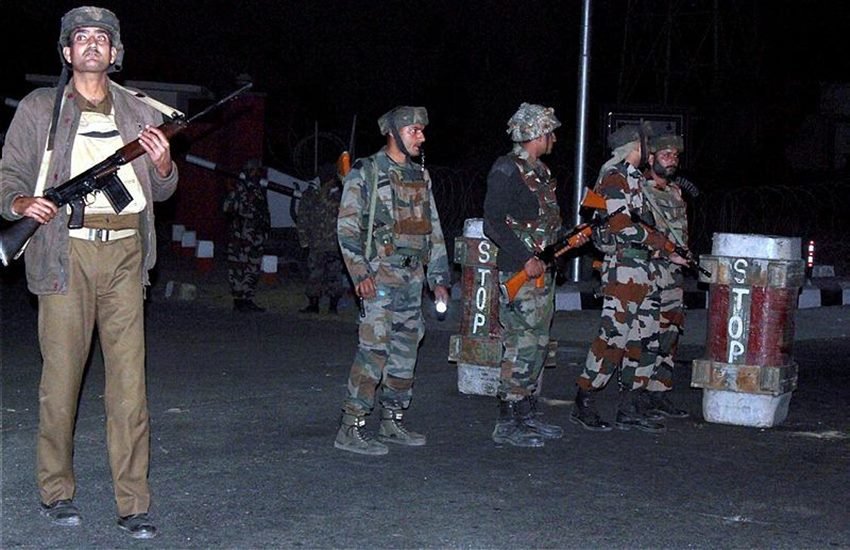 जम्मू के नागरोटा इलाके में तैनात जवान।(Source:PTI) 