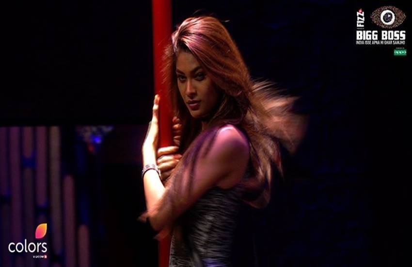 पोल डांस करती लोपा।