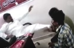 पैसे मांगने पर ‘नेताजी’ ने दी गालियां फिर लातों से की पिटाई, सोशल मीडिया पर वायरल हुआ वीडियो