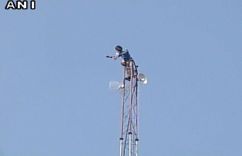 मध्यप्रदेश: मुख्यमंत्री शिवराज सिंह चौहान से ना मिल पाने पर टॉवर पर चढ़ा किसान मध्यप्रदेश: मुख्यमंत्री शिवराज सिंह चौहान से ना मिल पाने पर टॉवर पर चढ़ा किसान