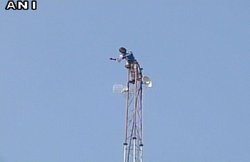 मध्यप्रदेश: मुख्यमंत्री शिवराज सिंह चौहान से ना मिल पाने पर टॉवर पर चढ़ा किसान