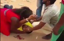 VIDEO: प्रपोज करने के लिए लड़के ने निकाला अजीबोगरीब तरीका, देखकर GF की आंखों में आए आंसू