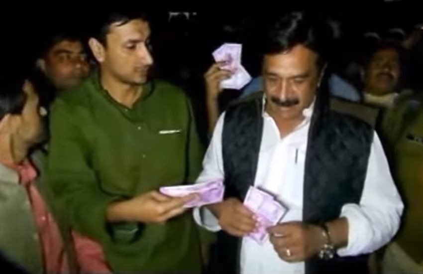 नोट बदलवाने के लिए रात में बैंक पहुंचे यूपी के कैबिनेट मंत्री। (Photo Source: Videograb) 